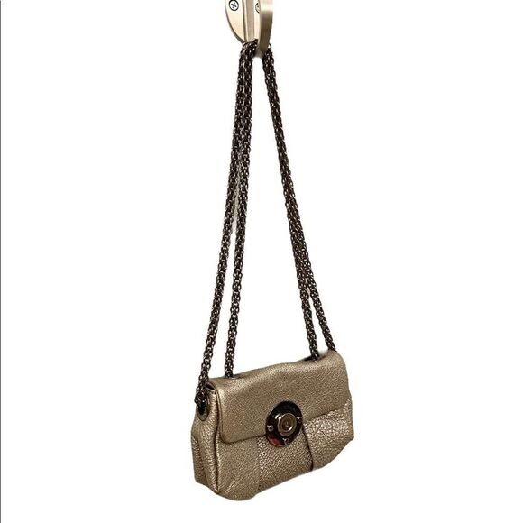 Henri Bendel silver metallic embossed leather pleated chain strap medallion bag - Picture 2 of 12